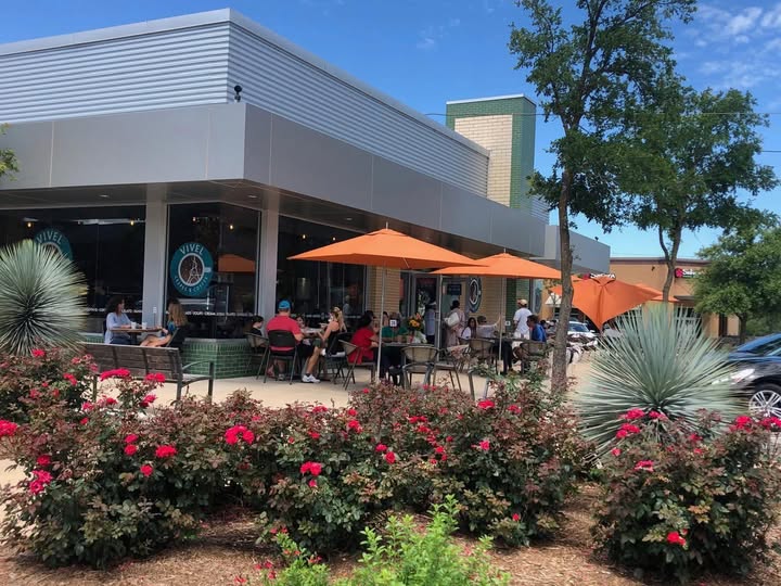 Outdoor seating at Vivel Crêpes and Coffee in Lakeway